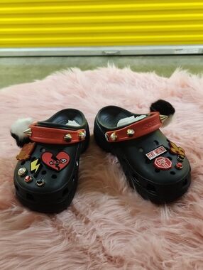 LIMITED EDITION CRUELLA Crocs-Style Black Clog with Red Strap and Fun Charms